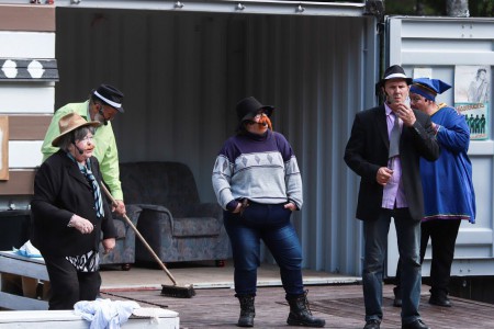 Musikaalista "Kaiken takana on nainen", kun piti vetää miehen vermeet päälle ja lähtee kahtomaan, että mitä se ukko on oikein kehitellyt!