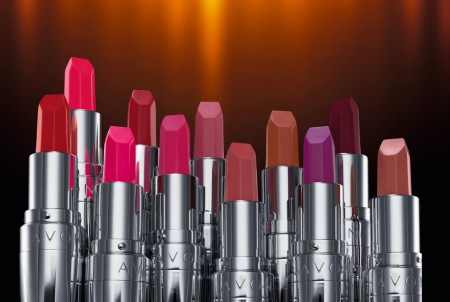 Huulipuna on tuote, mitä maailmanlaajuisesti AVONilla myydään 4 kpl joka sekuntti. Huulipuna valikoimamme onkin hulppea, josta löydät niin sävyn, kuin koostumuksenkin puolesta todella runsaasti vaihtoehtoja.